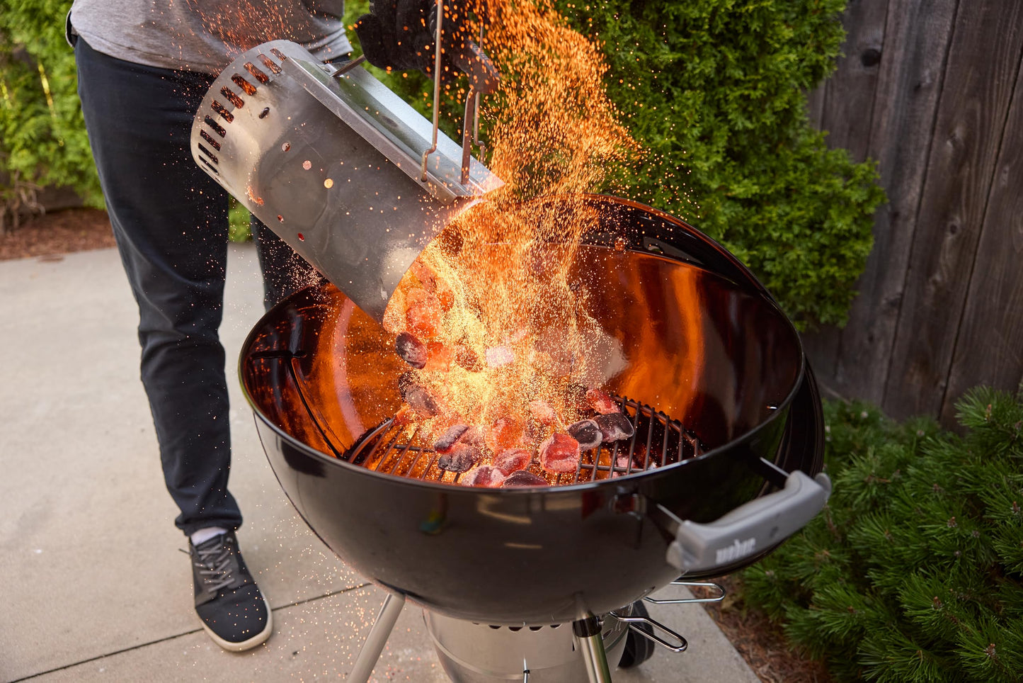 57cm Premium Charcoal Kettle Barbecue with Stand & Wheels